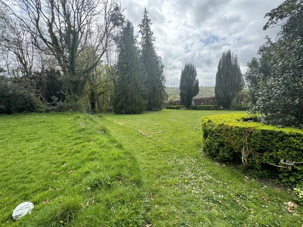 Lot: 105 - DETACHED VICTORIAN RESIDENCE FOR REFURBISHMENT SET IN 1.5 ACRES - front lawn different angle